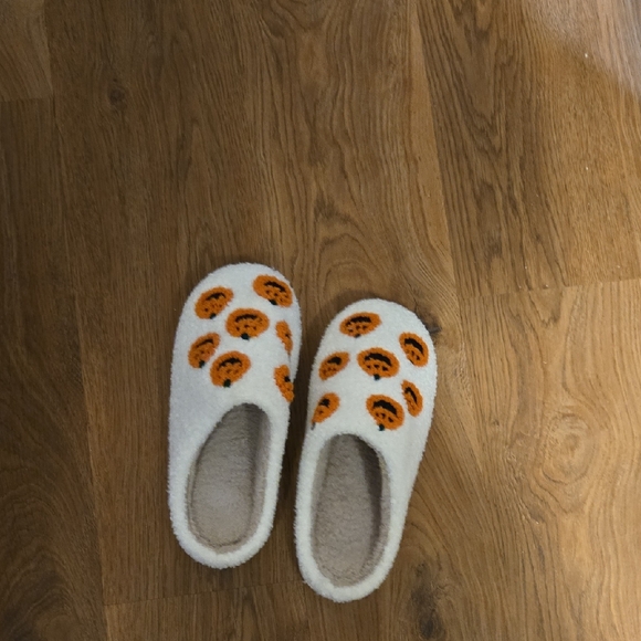 Cozy White Slippers with Orange Pumpkins - Picture 1 of 4